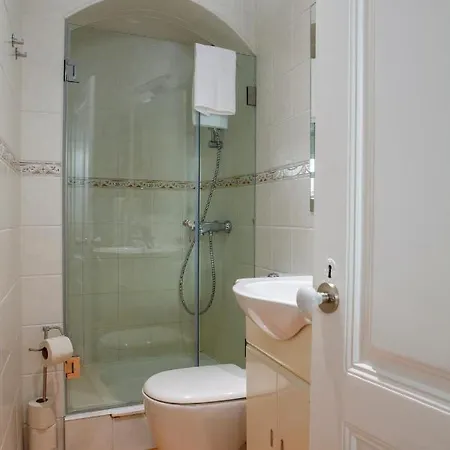 Alfama Graça Neighbourhood Typical&bright 1st Floor