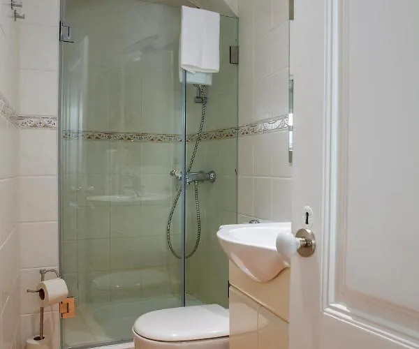 Alfama Graça Neighbourhood Typical&bright 1st Floor